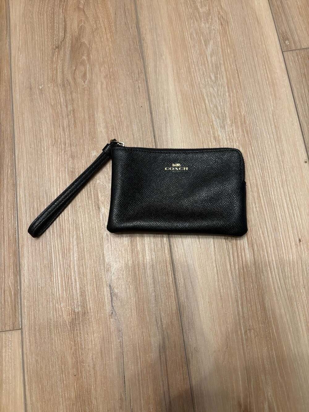 Coach Corner Zip Wristlet Wallet Black / Gold F50832